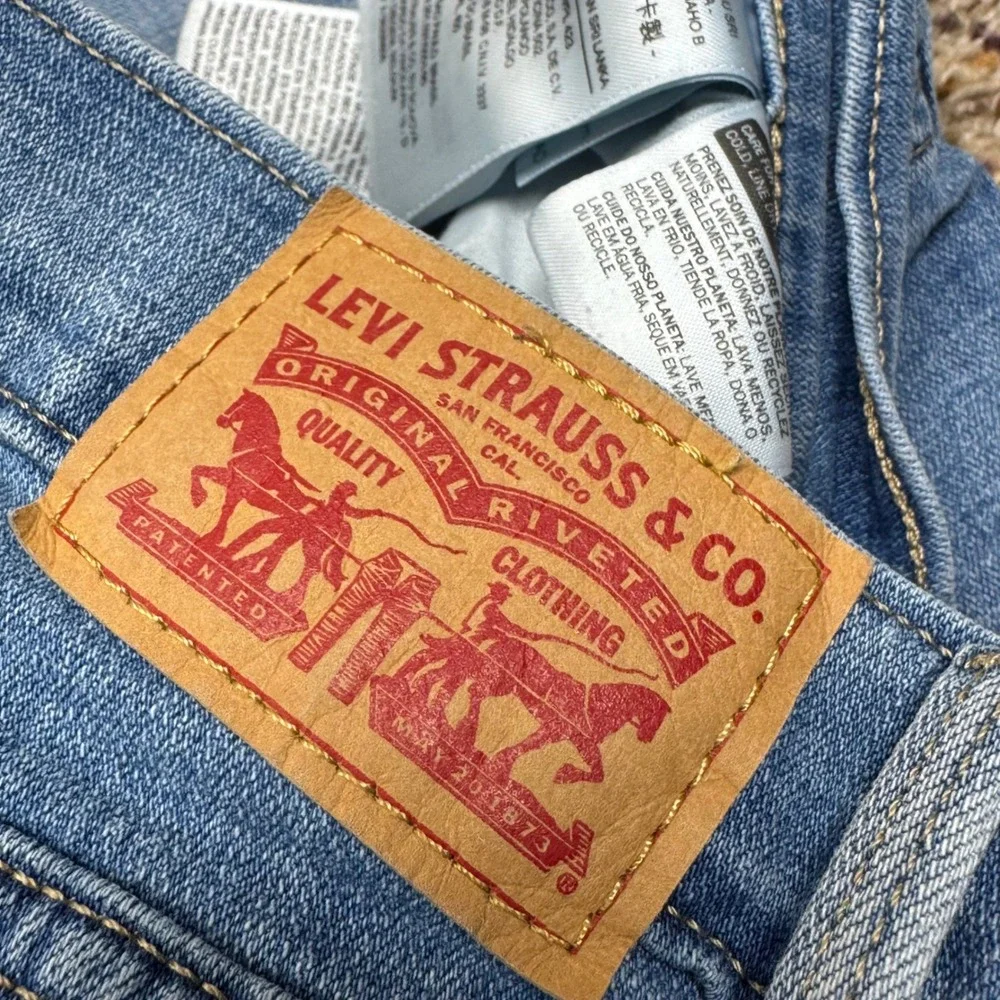 Levis Womens Blue Distressed Denim Bermuda‎ Shorts Size 31 Mid Rise Stretch